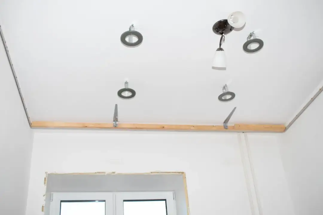 Biały sufit napinany - jaki wybrać, jak zamontować, ile kosztuje | Poradnik 2023