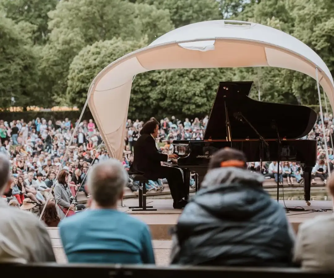 Koncert Chopinowski w Łazienkach: Ile trwa? Kiedy i jak iść?