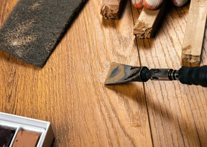 Jak skutecznie naprawić wybrzuszone panele podłogowe bez kosztów