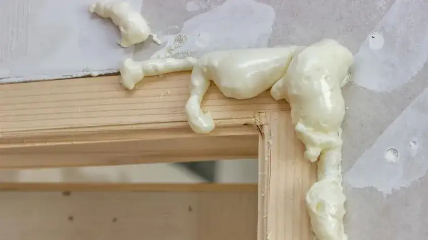 Skuteczne sposoby na to, czym wyczyścić zaschniętą piankę montażową