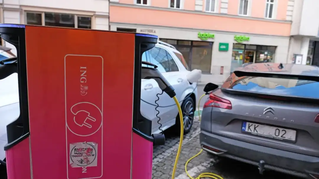 Na ile km starcza bateria w samochodzie elektrycznym? Sprawdź, czy wystarczy na codzienne trasy