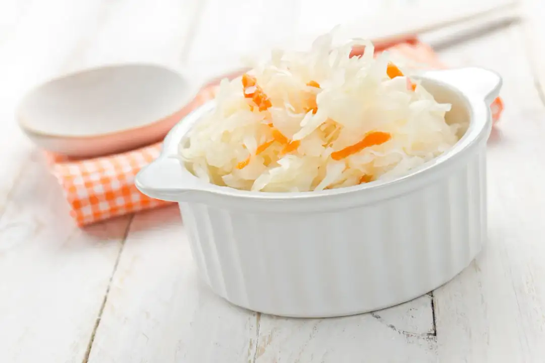 Ile kalorii ma surówka z kiszonej kapusty i marchewki? Zaskakujące wartości!