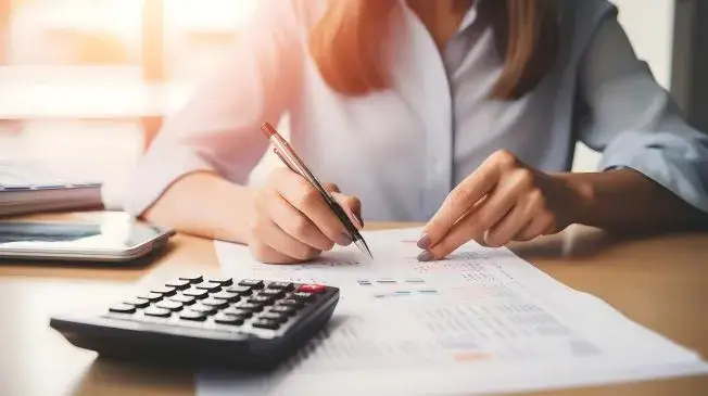 Jak obliczyć przeciętną liczbę zatrudnionych? Użyj kalkulatora online