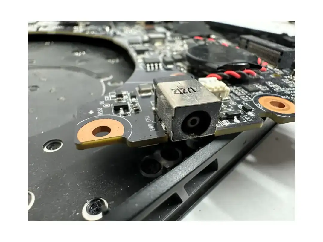 Komputer nie działa? Gniazdo zasilające: Diagnoza i wymiana