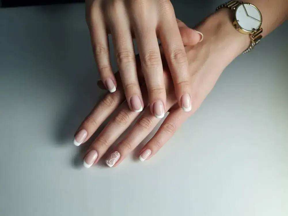 Czym się różni manicure hybrydowy od żelowego? Kluczowe różnice, które musisz znać
