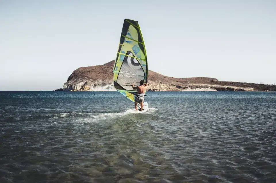 Gdzie na windsurfing w Europie? Odkryj najlepsze miejsca i porady