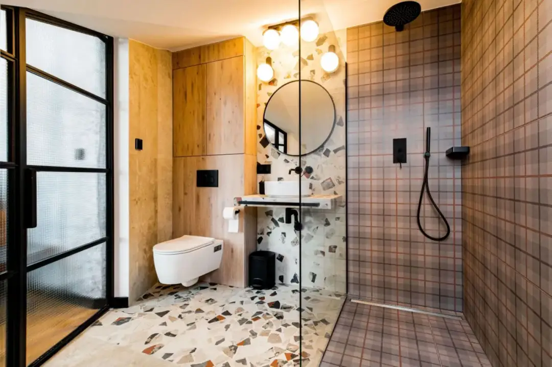 Mała sypialnia: 5 pomysłów na aranżację z prysznicem bez brodzika