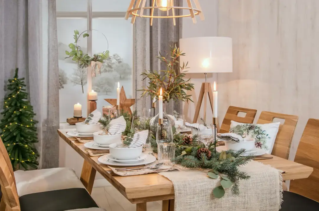 Dekoracje świątecznego stołu: 11 inspiracji i porad