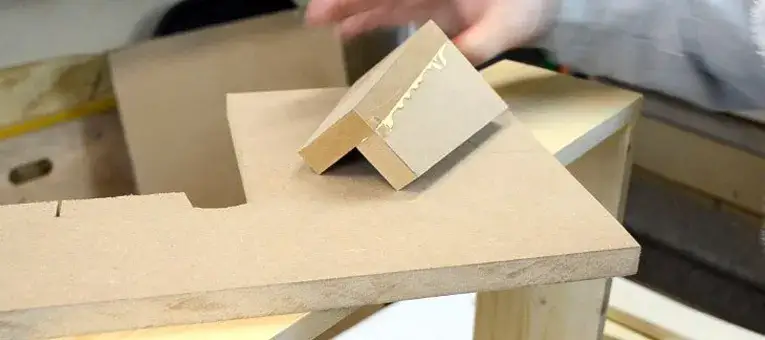 Jak zrobić wygodne legowisko dla psa z kartonu – prosty poradnik krok po kroku