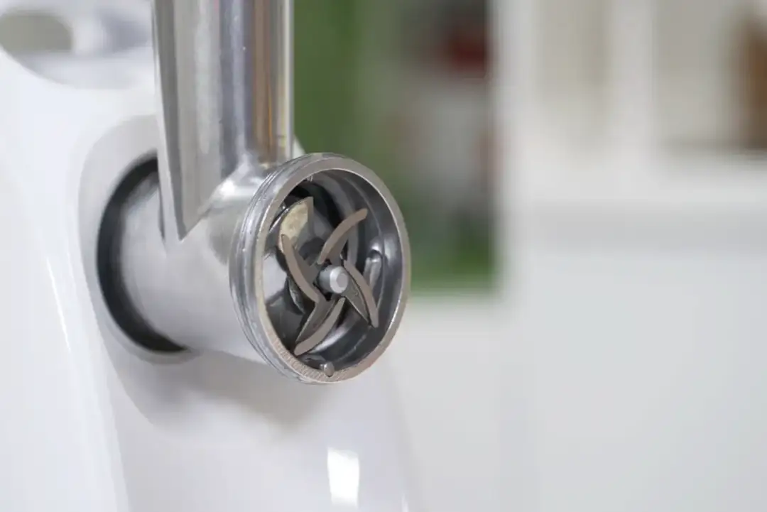 Jak założyć końcówkę do ciastek na maszynkę i uniknąć problemów