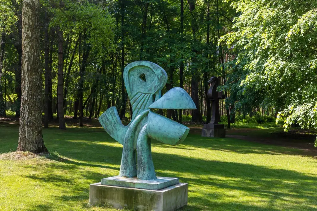 Ogród rzeźb Juana Soriano - odkryj piękno sztuki w Owczarni
