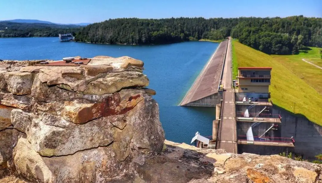 Jezioro Dobczyckie: Tajemnice, atrakcje i najlepsze miejsca do odwiedzenia