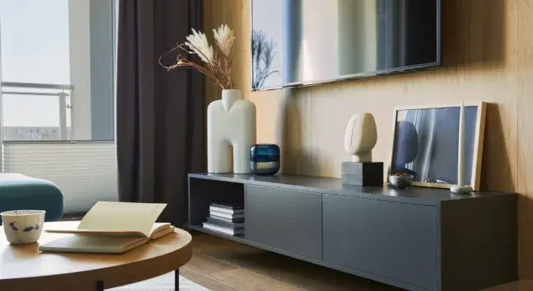 Co postawić na szafce pod telewizorem, by stworzyć stylowe wnętrze?