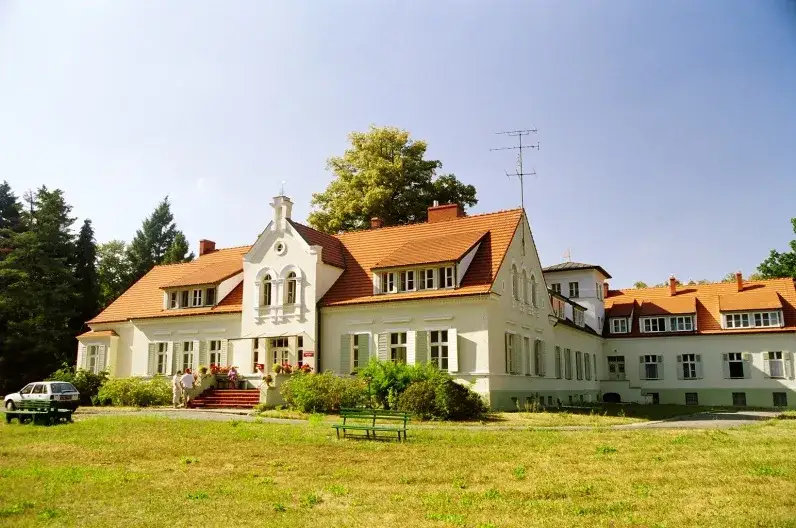 Dworek Ustronie - historia, noclegi i atrakcje w malowniczej okolicy