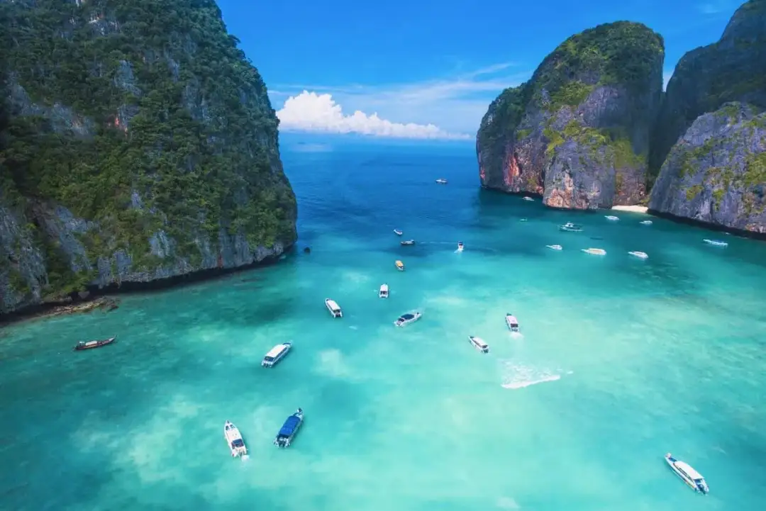 Rajska zatoka z turkusową wodą, łodziami i skalistymi wyspami. Idealne miejsce na wakacje all-inclusive, soft.