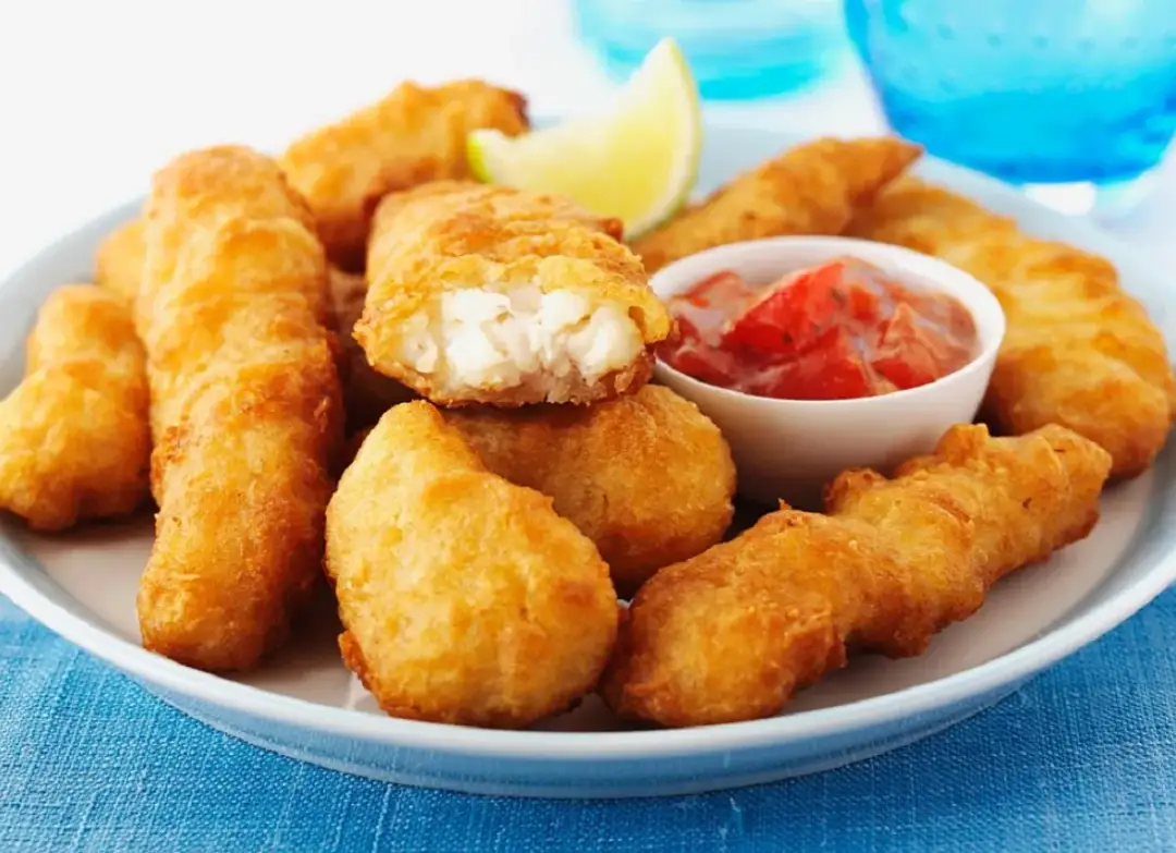 Paluszki rybne z czym na obiad? Sprawdź pyszne dodatki i sosy