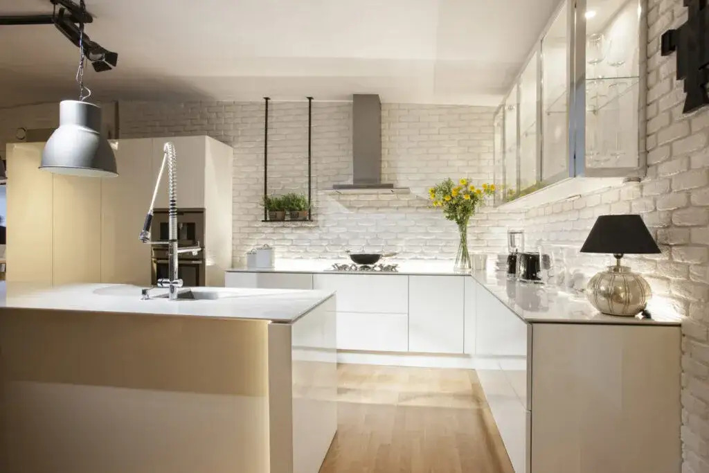 Jakie meble do kuchni: lakierowane czy akrylowe? Poznaj kluczowe różnice