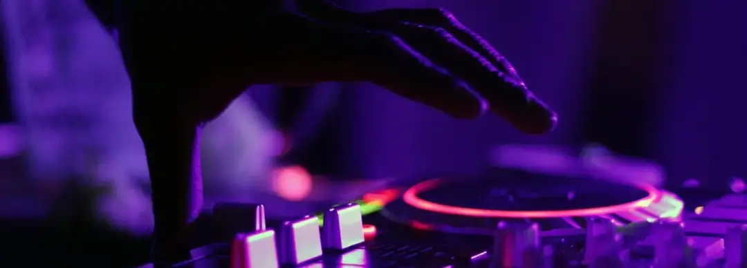 Jakie PKD dla DJ wybrać w 2025? Kompletny poradnik dla muzyków