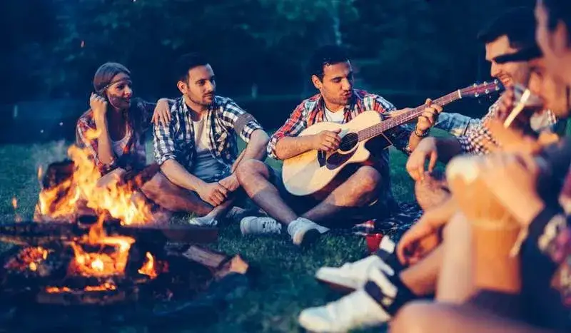 Co zabrać na ognisko? Niezbędne rzeczy, które zapewnią komfort i bezpieczeństwo