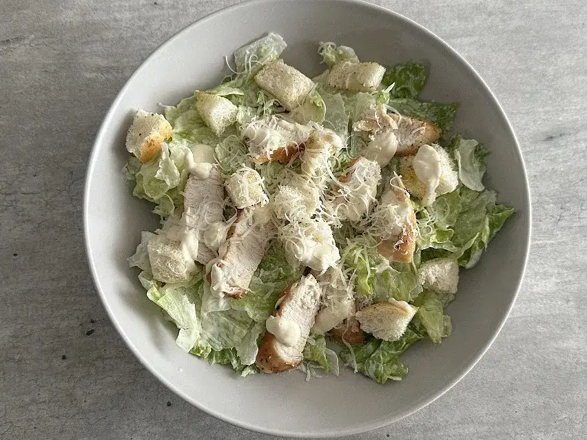 Najlepszy sposób na zrobienie domowego sosu do sałatki cezar w 5 minut