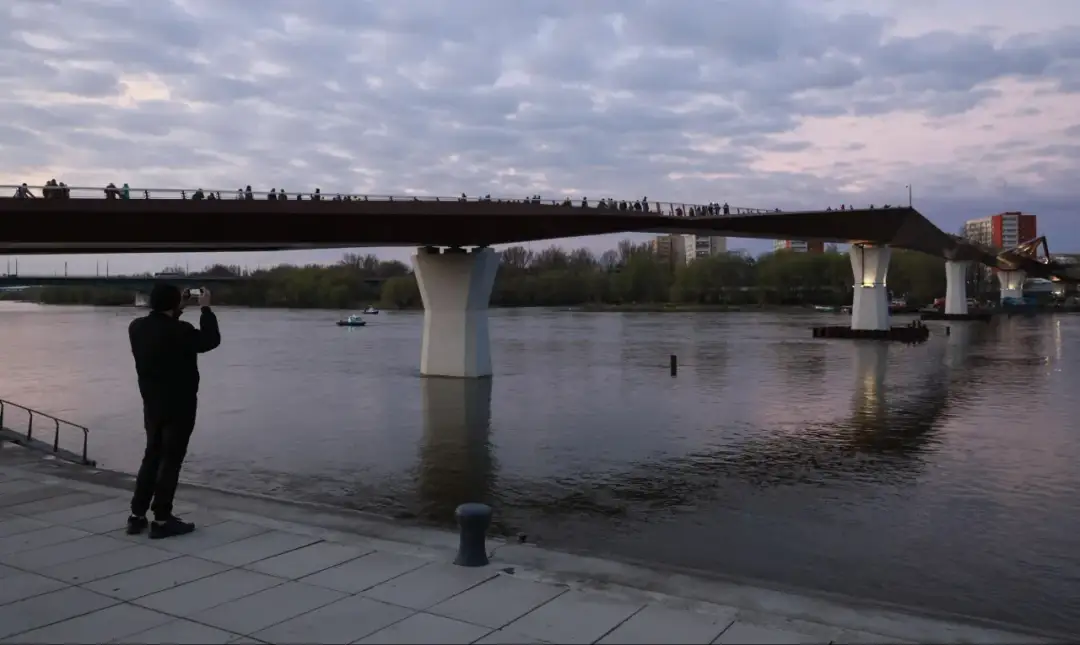 Ile kosztowała kładka Trzaskowskiego? Zaskakujące wydatki i szczegóły