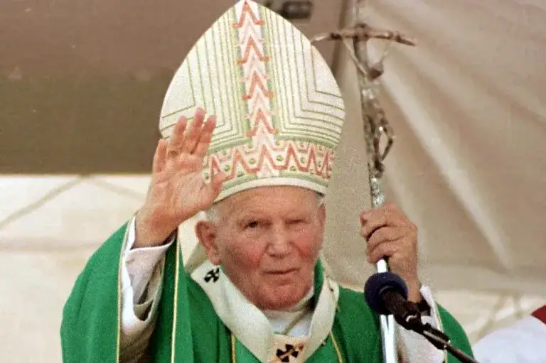 Jak się nazywa nakrycie głowy biskupów i co naprawdę symbolizuje?