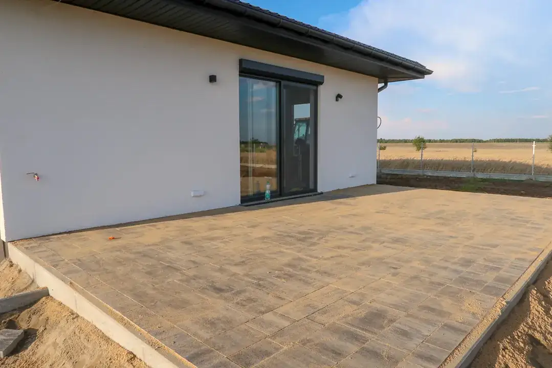 Koszt położenia metra kostki brukowej: Ceny i czynniki wpływające