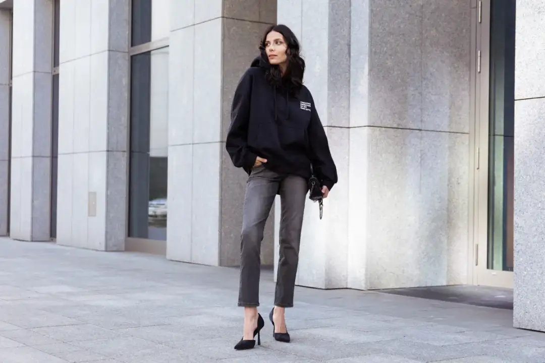 Co to znaczy relaxed fit bluza? Zrozum luźny krój odzieży