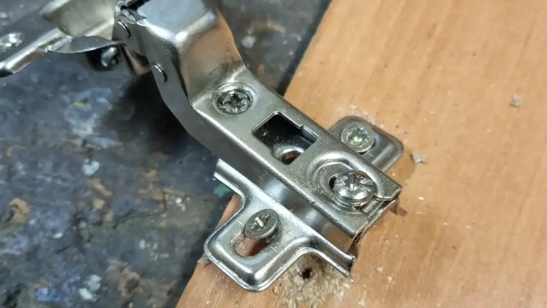 Jak szybko i tanio naprawić wyrwany zawias bez wizyty u ślusarza