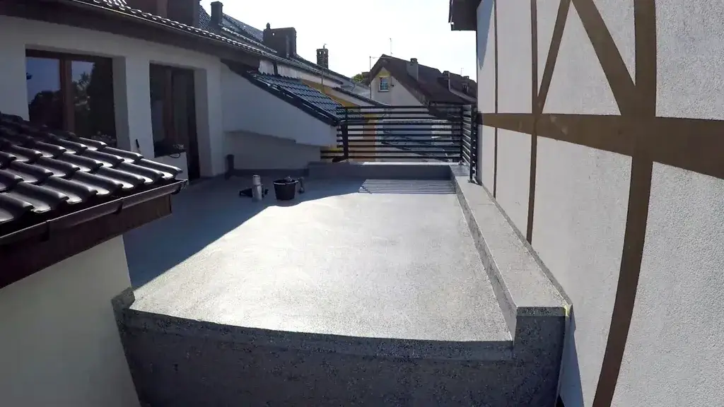 Skuteczne sposoby na zabezpieczenie betonu na tarasie przed uszkodzeniami