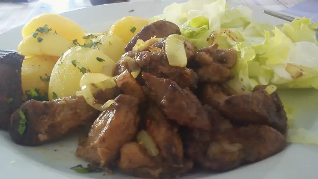 Wątróbka drobiowa: Jak długo gotować, by była miękka i soczysta?