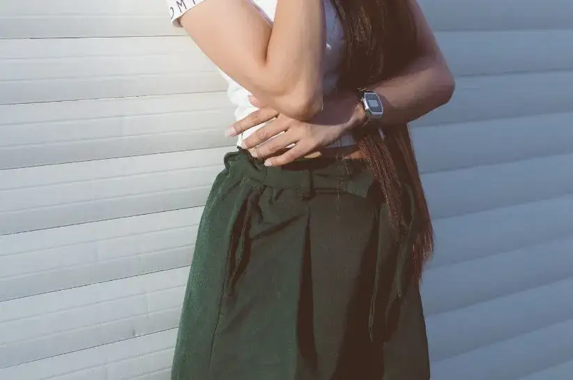 Jaka koszula do zielonych spodni, aby uniknąć modowych wpadek?