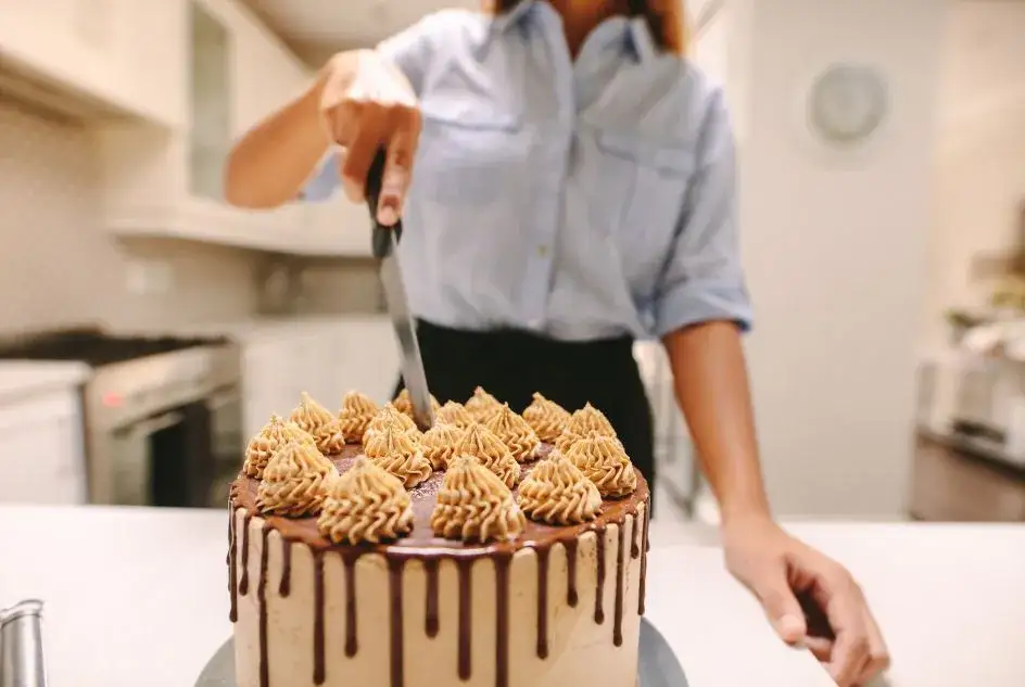Jak pokroić tort: proste techniki, które zachowają jego urodę