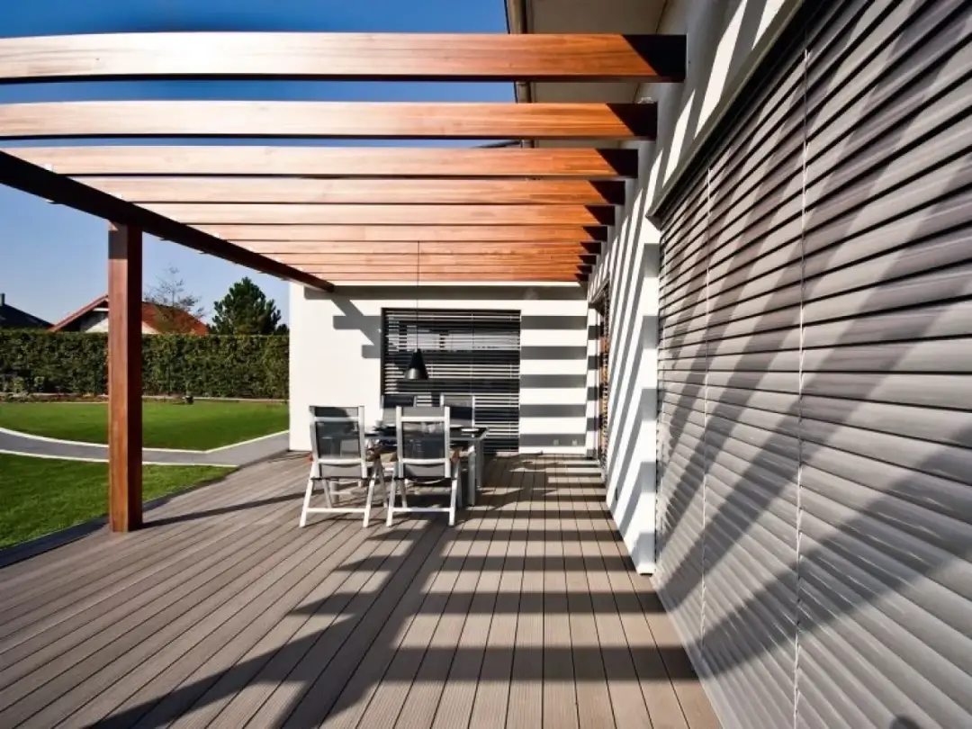 Taras drewniany czy z kostki? Wybierz mądrze na lata!