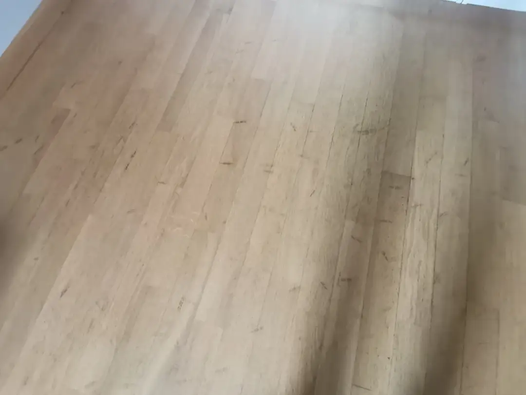 Jak usunąć ślady gumy z parkietu? Skuteczne metody i porady bezpieczeństwa