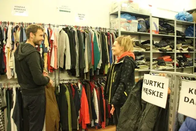 Gdzie oddać ubrania dla bezdomnych Warszawa? Sprawdzone miejsca