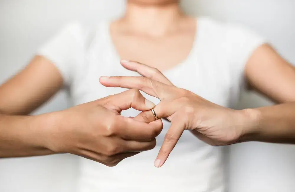 Jak zdjąć ciasną obrączkę nitką? Skuteczny poradnik i alternatywy