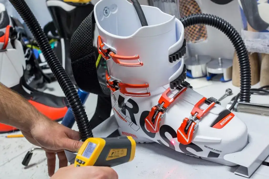 5 skutecznych sposobów jak rozbić buty narciarskie w warunkach domowych