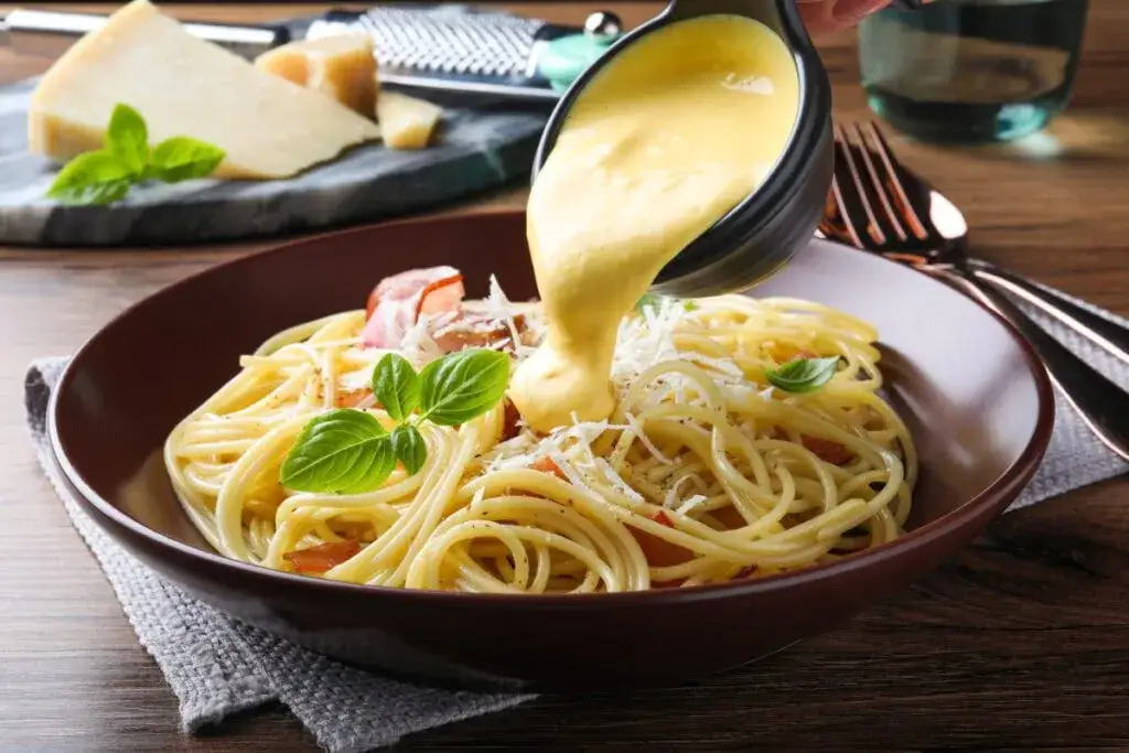 Szybki i prosty sos serowy do spaghetti – idealny na każdą okazję