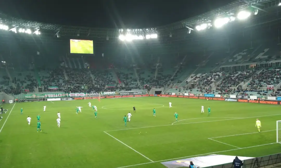 Gdzie oglądać Ekstraklasę? Wszystkie opcje, koszty i legalne streamy