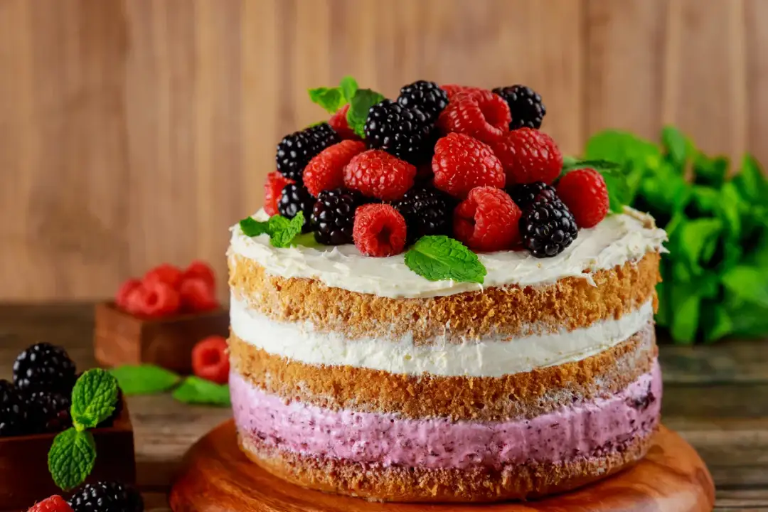 Malinowy tort z bajki? Pomysły na takie dekoracje, które zachwycą!