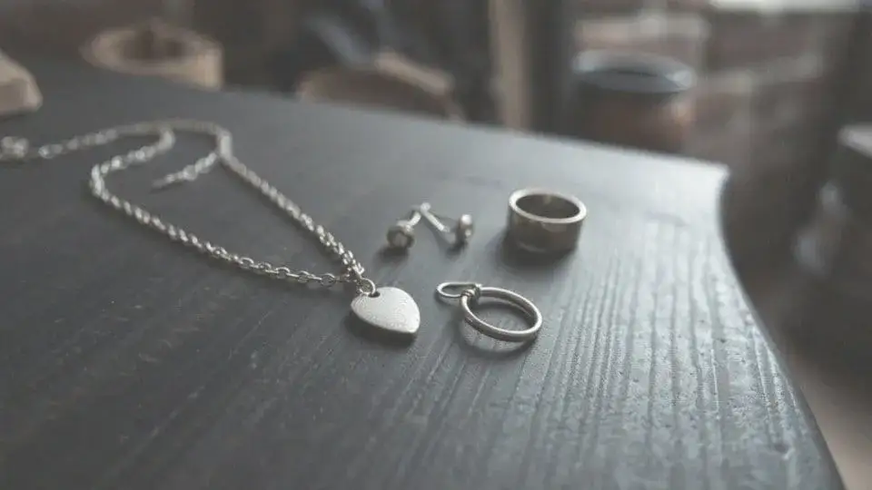 Biżuteria z cynku ciemnieje? Fakty, przyczyny i jak dbać