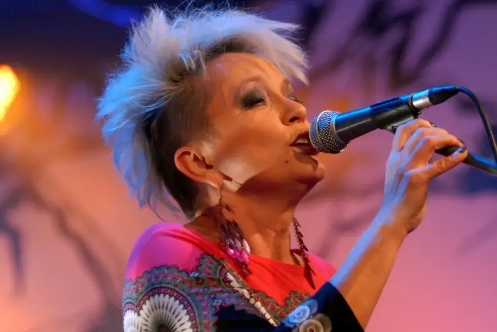 Kto śpiewa meluzyna i jakie tajemnice skrywa jej historia?