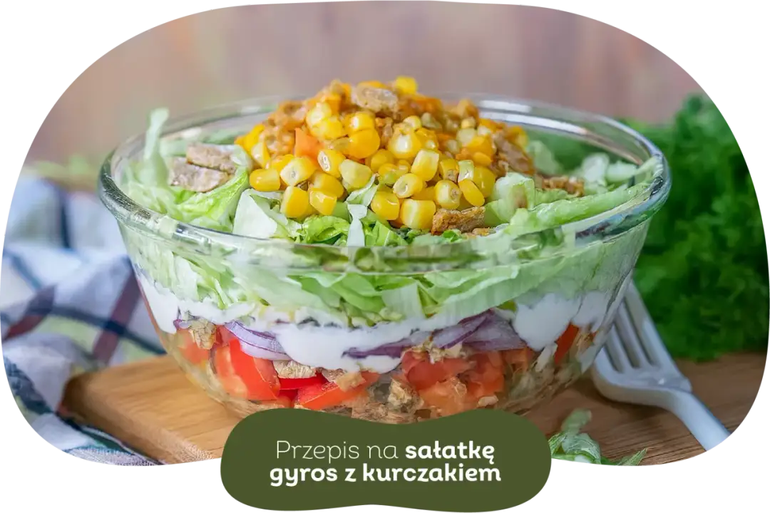 Warstwowa sałatka gyros z kurczakiem, pomidorami, cebulą i kukurydzą. Czy sałatkę gyros można przygotować dzień wcześniej? Tak, jest idealna na wynos!