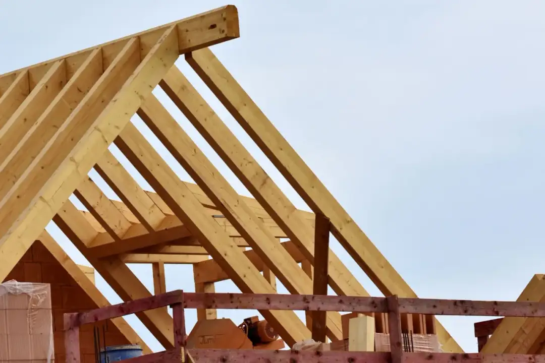 Konstrukcja dachu: Jak wybrać bezpieczny i trwały szkielet?