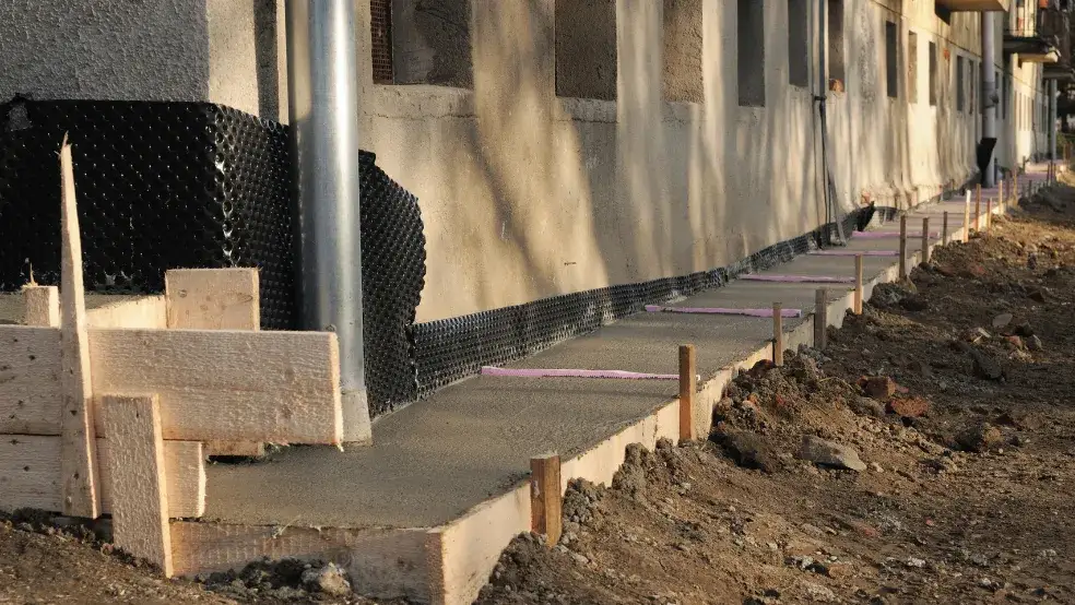 Czym smarować fundamenty, aby skutecznie chronić przed wilgocią?