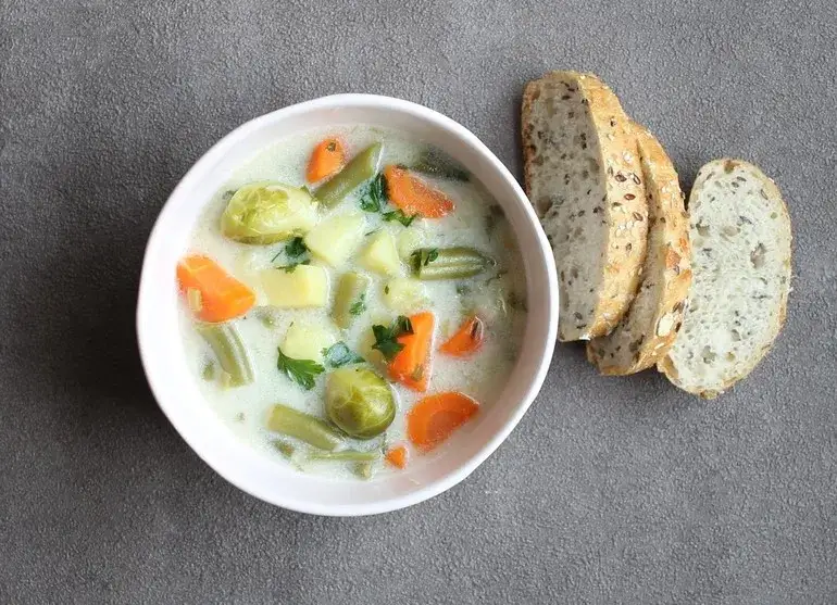 Ile kcal ma zupa jarzynowa? Sprawdź, co wpływa na kaloryczność