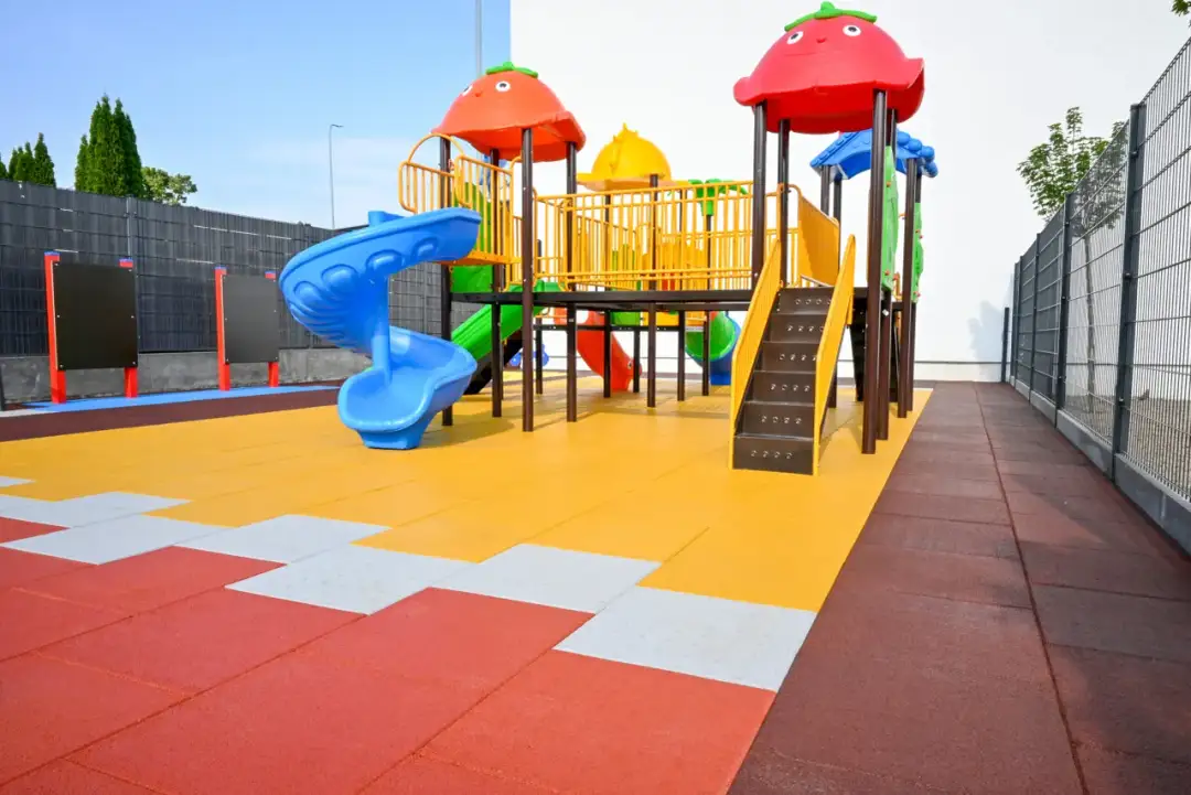 Bezpieczne podłoże placu zabaw: przewodnik po HIC i nawierzchniach