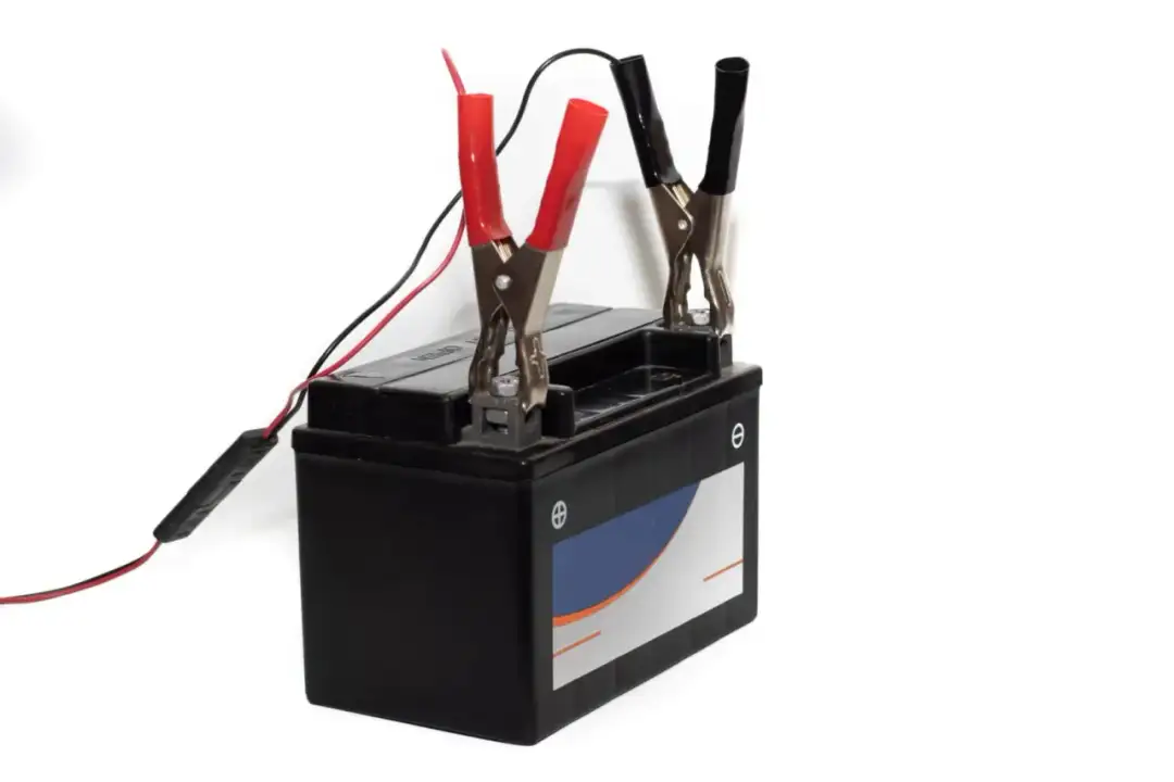 Czy można ładować akumulator motocyklowy prostownikiem samochodowym bez ryzyka?