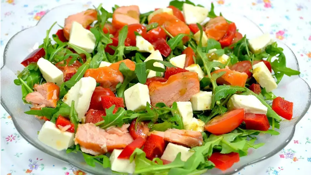 Najlepszy przepis na sałatkę z rukolą i łososiem! Wypróbujesz go?